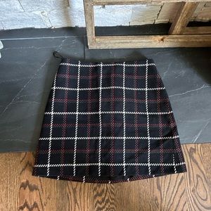Warehouse skirt